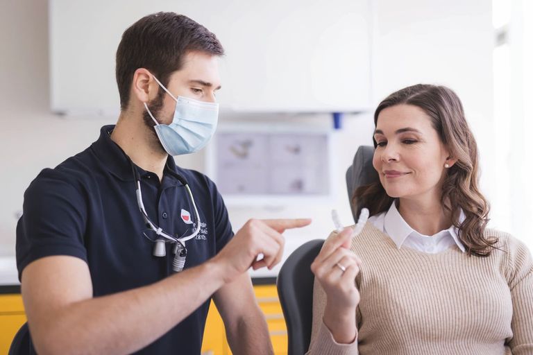 Minimalinvasive Korrektur statt Kronen: Mit Alignern erhalten Sie Funktion, Ästhetik und Langlebigkeit Ihrer Zähne. Jetzt bei Allermunde in Celle informieren!