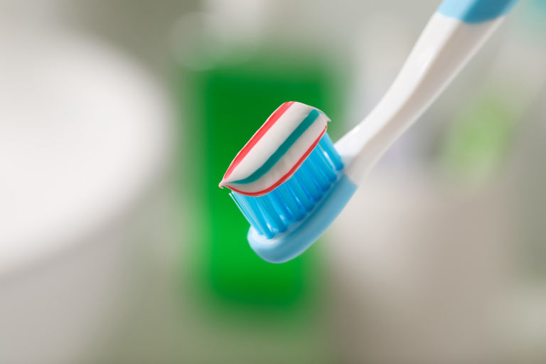 Karies ist in aller Munde – mit Vorsorge und Früherkennung schützen wir bei AllerMunde in Celle Ihre Zähne.