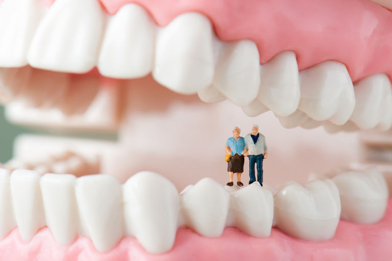 Karies ist in aller Munde – mit Vorsorge und Früherkennung schützen wir bei AllerMunde in Celle Ihre Zähne.