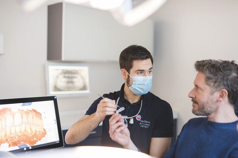 Warum sich Zähne auch im Erwachsenenalter verschieben – und wir bei Allermunde in Celle helfen, Ihr Lächeln zu stabilisieren.