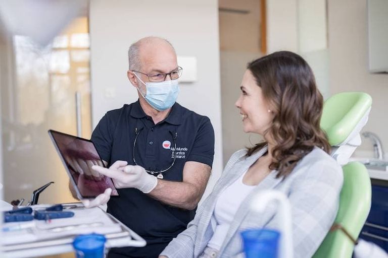 Bleaching, Verneers oder Aligner: Die Experten für Zahnästhetik von AllerMunde in Celle schenken Ihnen eine perfektes Lächeln mit schönen Zähnen.