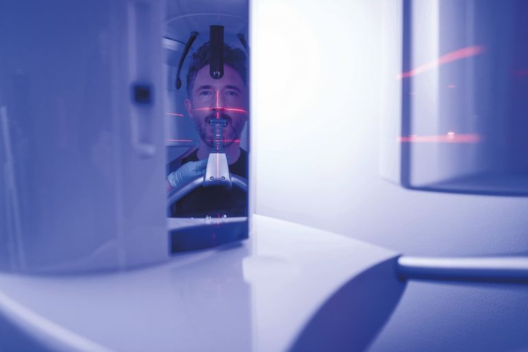 Chronische Kieferentzündungen (NICO) belasten den Körper oft unbemerkt. Moderne DVT-Diagnostik bei Allermunde in Celle erkennt und behandelt die stille Gefahr frühzeitig.