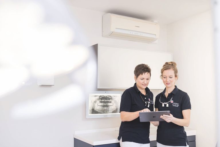 Ein gesunder Mund schützt den ganzen Menschen. Lesen Sie, warum Vorsorge so wichtig ist – Ihr Team von Allermunde in Celle.