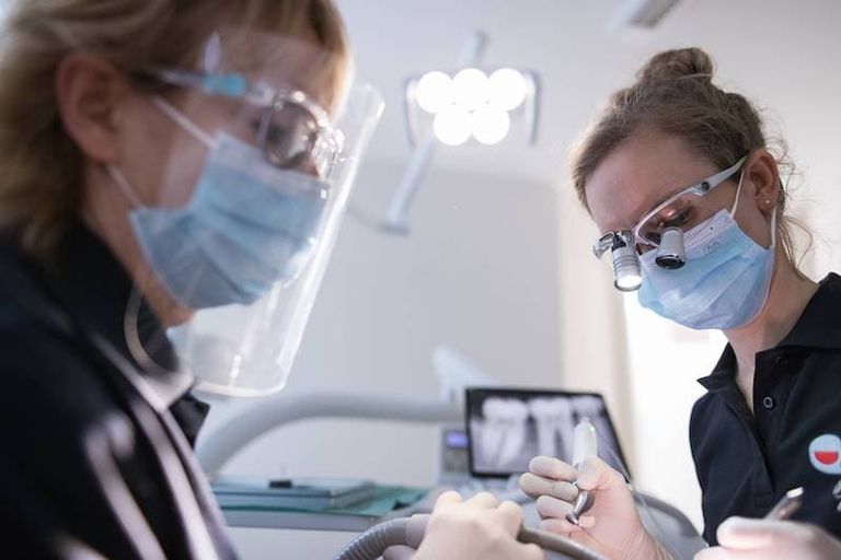 Wurzelbehandlung auf höchstem Niveau: Mit Endodontie erhalten wir bei  AllerMunde in Celle wertvolle Zahnsubstanz.