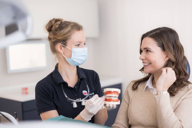 Zahnseide, Interdentalbürste & Co: In der Praxis Allermunde in Celle erfahren Sie, wie Sie Ihre Zahnzwischenräume optimal pflegen – für gesunde Zähne und Zahnfleisch.